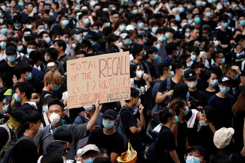 © Reuters. Manifestantes se reúnem na frente de quartéis policiais em Hong Kong