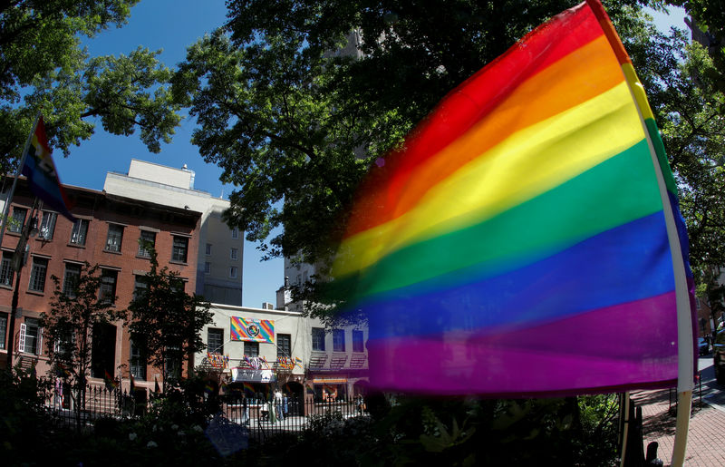 © Reuters. Una bandera arcoíris ondea en el monumento nacional a  Stonewall en Nueva York