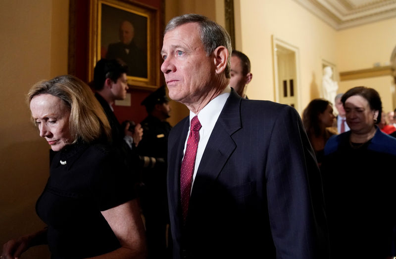 © Reuters. FILE PHOTO: U.S. Supreme Court Chief Justice Roberts departs after President Trump concluded his second State of the Union address to a joint session of the U.S. Congress in Washington