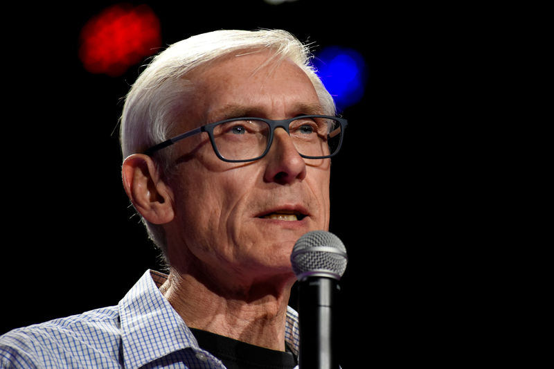 © Reuters. Democratic gubernatorial candidate Tony Evers speaks at an election eve rally in Madison, Wisconsin