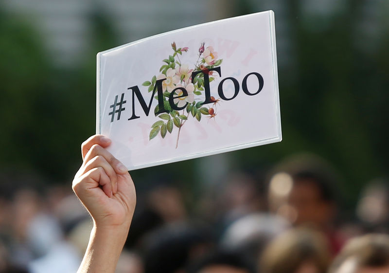 © Reuters. Manifestante ergue cartaz do movimento #MeToo durante protesto em Tóquio