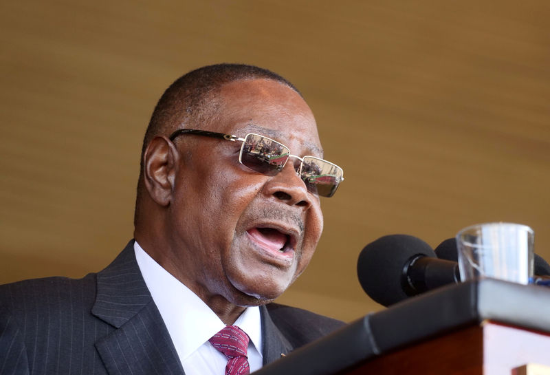 © Reuters. FILE PHOTO: Malawi's President Peter Mutharika addresses guests during his inauguration ceremony in Blantyre