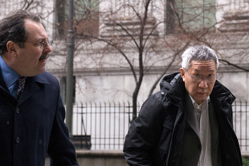 © Reuters. FILE PHOTO: Richard Choo-Beng Lee entering the U.S. Federal Courthouse with his lawyer before being sentenced to 21 days in prison for his involvement in insider trading in the Manhattan borough of New York