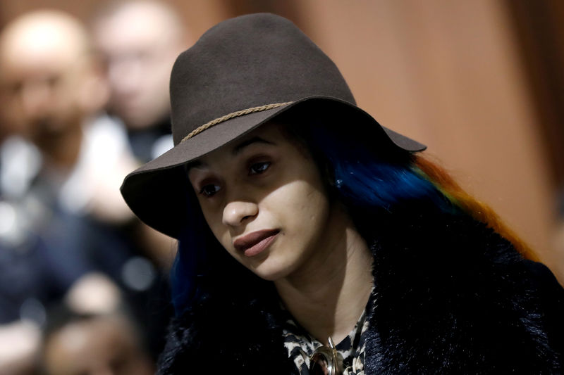 © Reuters. اتهام مغنية الراب كاردي بي بالاعتداء بعد مشاجرة في ناد للتعري