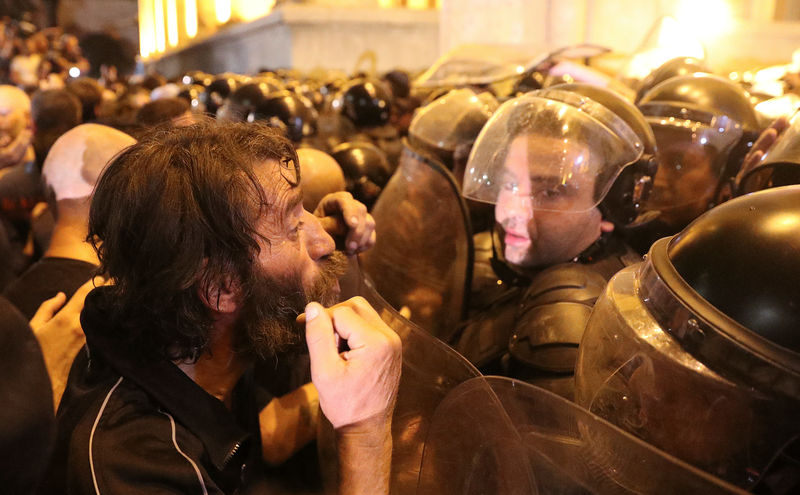 © Reuters. People protest against the visit of the Russian delegation in Tbilisi