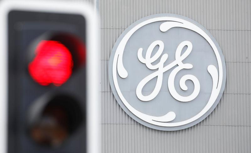 © Reuters. FILE PHOTO: A traffic light is seen in front of a logo of General Electric at the company's plant in Birr