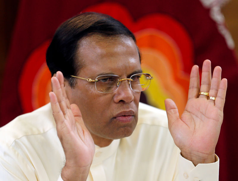 © Reuters. FILE PHOTO: Sri Lanka's President Sirisena speaks during a meeting with the Foreign Correspondents Association at his residence in Colombo