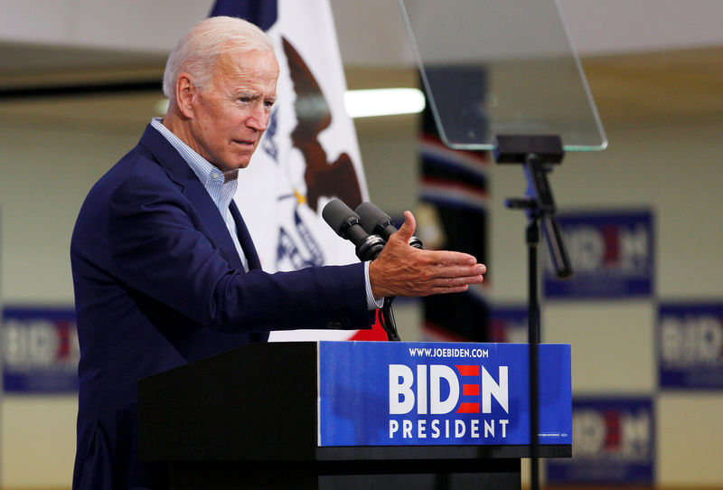 © Reuters. FILE PHOTO: Democratic 2020 U.S. presidential candidate and former Vice President Joe Biden speeks at an event at the Mississippi Valley Fairgrounds in Davenport