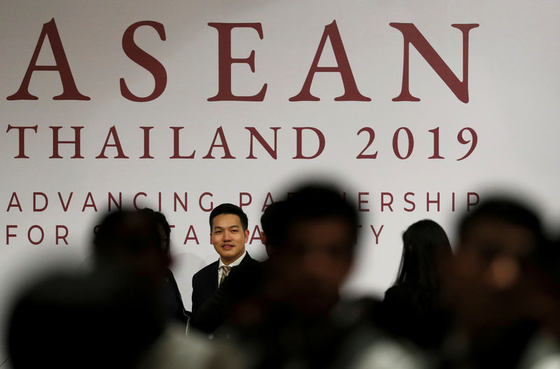 © Reuters. قادة دول جنوب شرق آسيا يفتتحون قمة آسيان في بانكوك