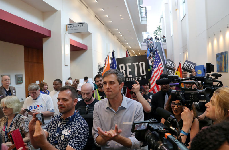 © Reuters. Democratic presidential candidate O'Rourke and supporters appear at the SC Democratic Convention in South Carolina