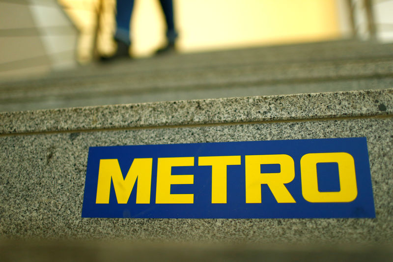 © Reuters. FILE PHOTO: German retailer Metro AG sign is seen on the steps of their headquarters in Duesseldorf