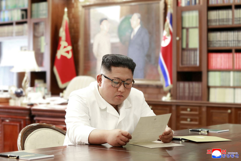 © Reuters. El líder norcoreano Kim Jong Un lee una carta del presidente estadounidense Donald Trump, en Pyongyang, Corea del Norte