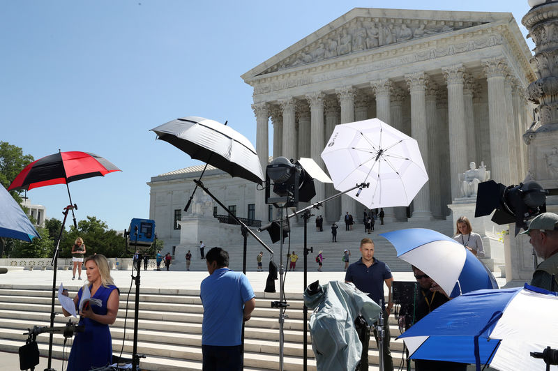 © Reuters. FILE PHOTO: Members of the media wait for decisions outside of the U.S. Supreme Court in Washington