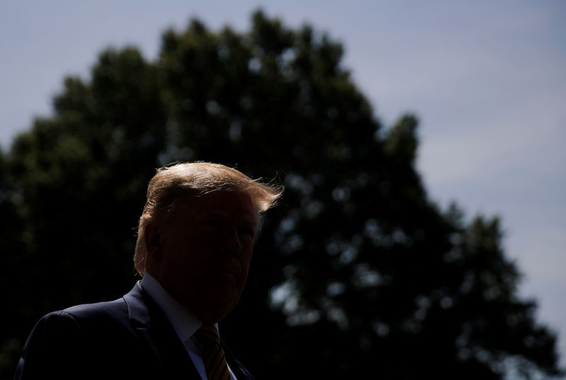 © Reuters. U.S. President Donald Trump departs for Camp David from the White House in Washington