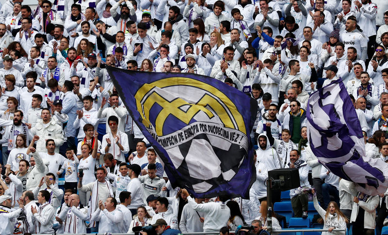 © Reuters. Vista general de los aficionados del Real Madrid sosteniendo una bandera durante el partido