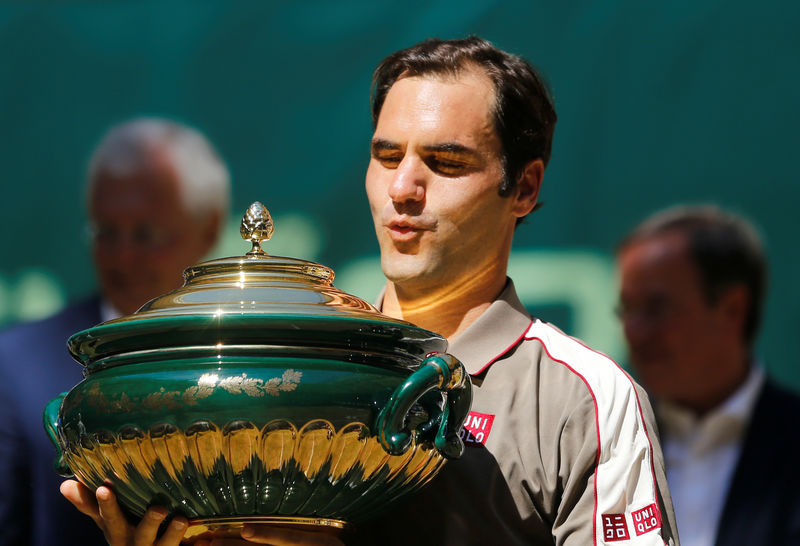 © Reuters. Foto del domingo del suizo Roger Federer con el trofeo del Abierto de Halle tras consagrarse campeón