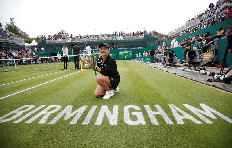 © Reuters. Foto del domingo de la tenista australiana Ashleigh Barty celebrando tras ganar el torneo de Birmingham.