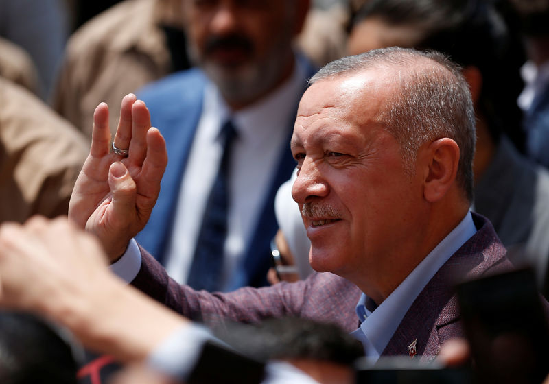 © Reuters. أردوغان يهنئ مرشح المعارضة إمام أوغلو في تغريدة على فوزه بانتخابات اسطنبول المعادة