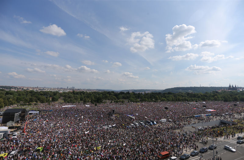 © Reuters. التشيكيون يطالبون برحيل رئيس الوزراء في أكبر احتجاج منذ العهد الشيوعي