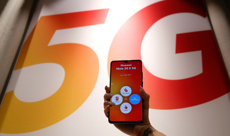 © Reuters. Foto de archivo. Un empleado muestra un teléfono inteligente Huawei 5G Smartphone Mate 20X en una tienda de telecomunicaciones Sunrise en Opfikon