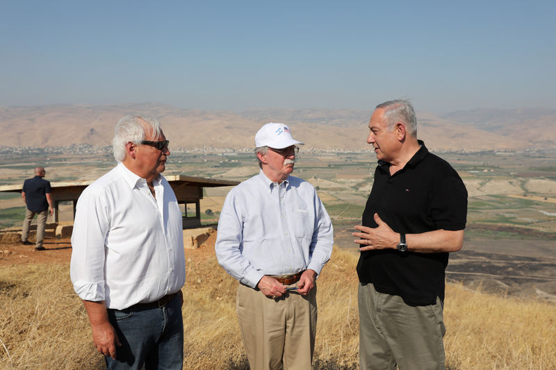 © Reuters. El asesor de seguridad nacional estadounidense John Bolton, el primer ministro israelí Benjamin Netanyahu y el embajador de Estados Unidos en Israel David Friedman visitan un antiguo puesto militar sobre el Valle del Jordán en Cisjordania