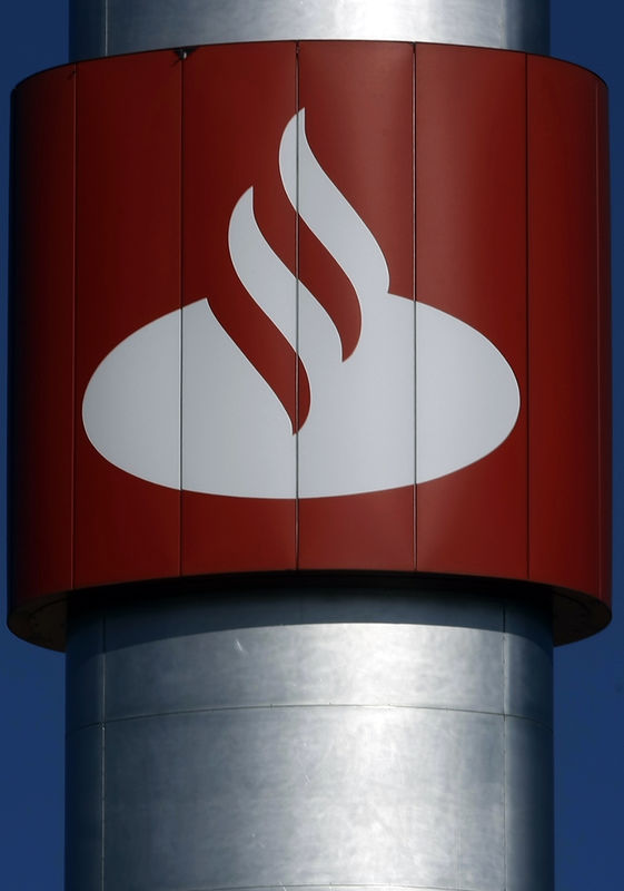 © Reuters. Logotipo del Santander en Boadilla del Monte, en las afueras de Madrid, el 7 de febrero de 2008