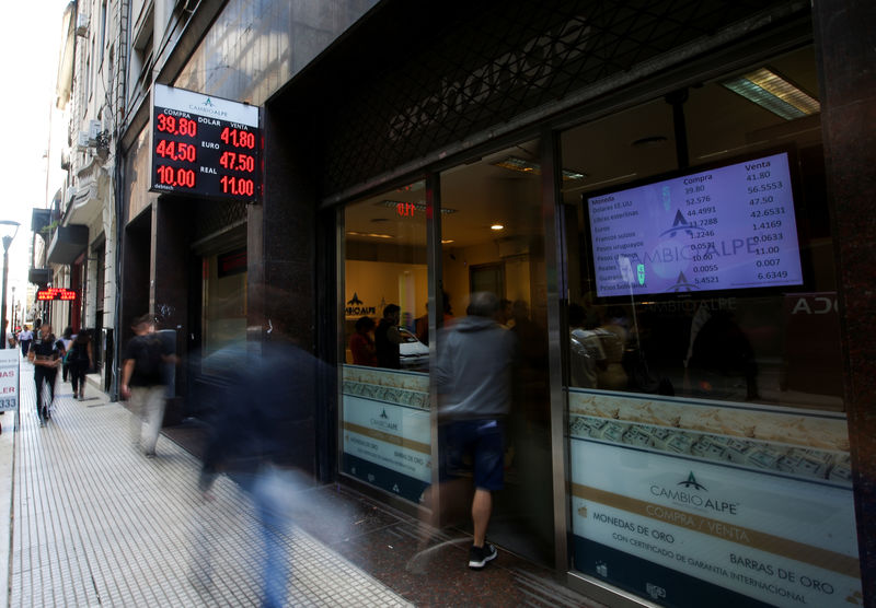 © Reuters. Пункт обмена валют в деловом квартале Буэнос-Айреса