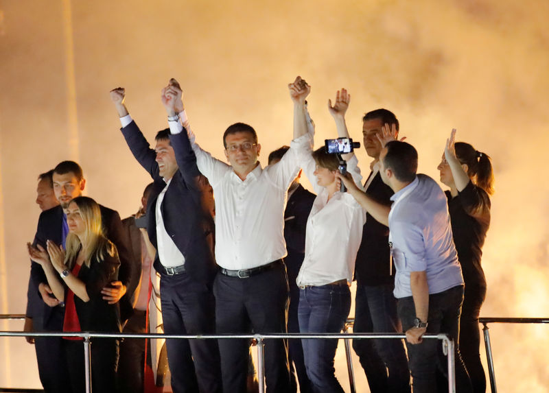 © Reuters. Ekrem Imamoglu, candidato a la alcaldía del principal opositor Partido Republicano del Pueblo (CHP), saluda a sus seguidores en un mitin en el distrito de Beylikduzu, en Estambul, Turquía, el 23 de junio de 2019.