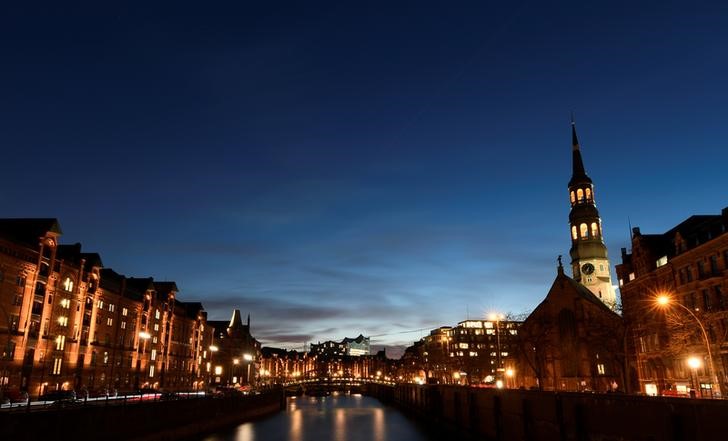 © Reuters. Historical warehouse district Speicherstadt and Elbphilharmonie (Philharmonic Hall) are pictured in Hamburg