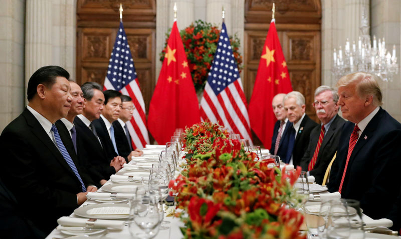 © Reuters. El presidente de Estados Unidos, Donald Trump y el presidente chino, Xi Jinping, asisten a una cena de trabajo después de la cumbre de líderes del G20 en Buenos Aires, Argentina, el 1 de diciembre de 2018