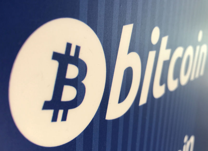 © Reuters. FILE PHOTO: A Bitcoin logo is seen on a cryptocurrency ATM in Santa Monica