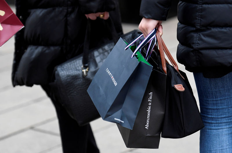 © Reuters. FILE PHOTO: People carry their shopping bags in downtown Hamburg