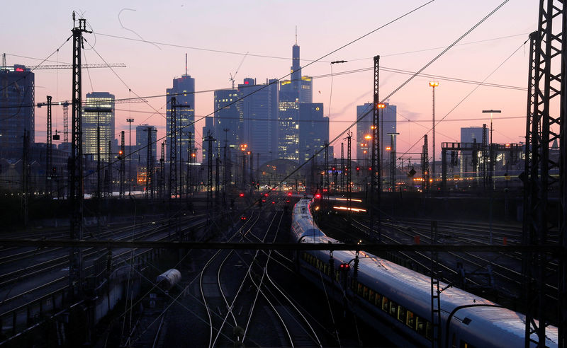 © Reuters. Trenes de Deutsche Bahn en la estación central de Fráncfort, Alemania, el 27 de marzo de 2019
