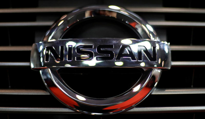 © Reuters. FILE PHOTO: The logo of Nissan is seen on a car during the Prague Autoshow