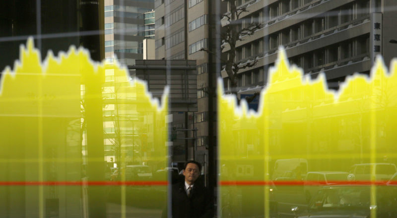 © Reuters. Электронное табло с индексом Nikkei возле брокерской конторы в Токио