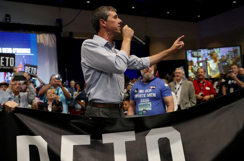 © Reuters. FILE PHOTO: Candidates and supporters appear at the SC Democratic Convention in South Carolina