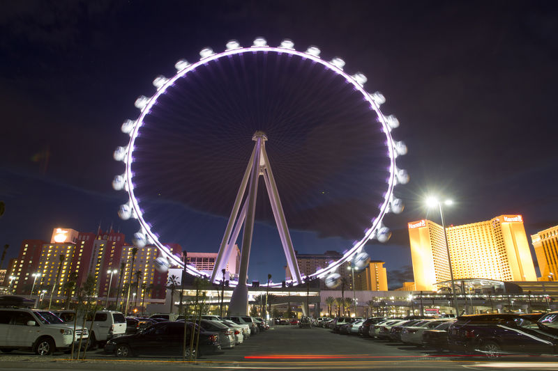 © Reuters. FILE PHOTO: The 550 foot-tall (167.6 m) High Roller observation wheel, the tallest in the world, in seen in Las Vegas