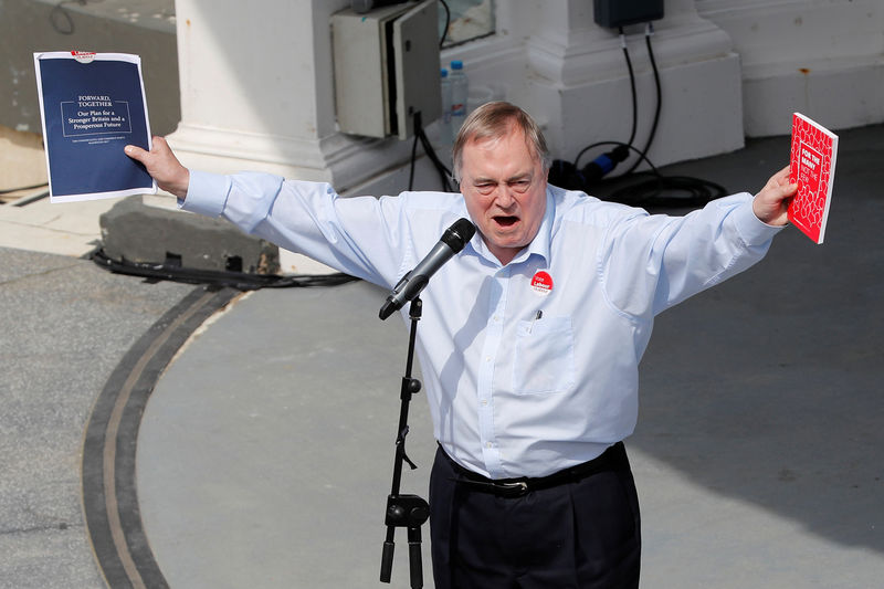 © Reuters. Former Deputy Prime Minister John Prescott speaks in support of Jeremy Corbyn, leader of Britain's opposition Labour Party, at a campaign event in Scarborough