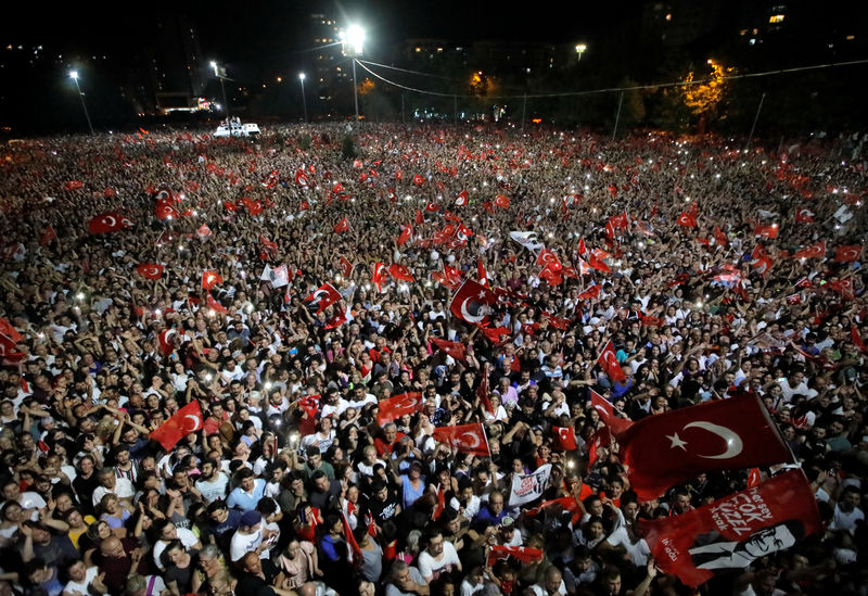 © Reuters. Apoiadores de Ekrem Imamoglu comemoram vitória em eleição de Istambul