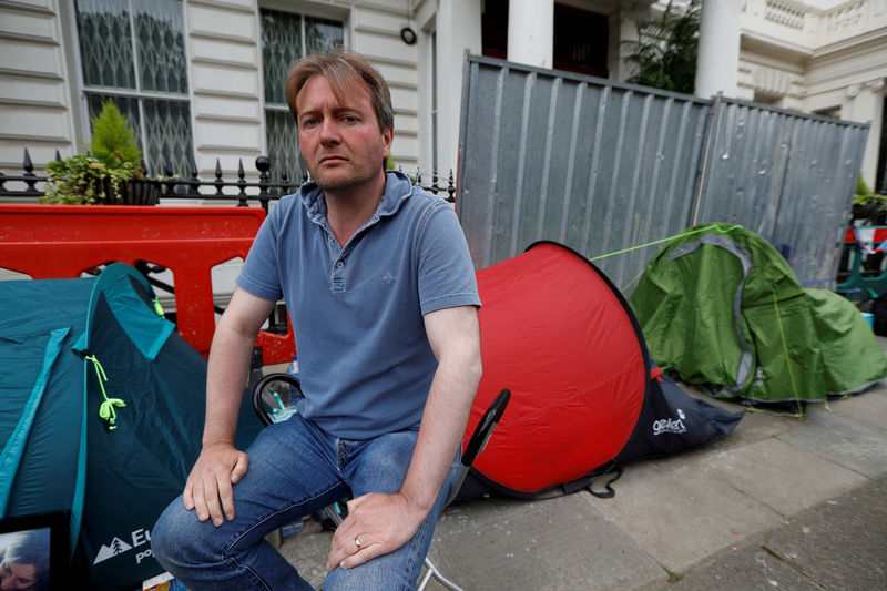 © Reuters. FILE PHOTO: Richard Ratcliffe, the husband of jailed British-Iranian aid worker Nazanin Zaghari-Ratcliffe, outside the Iranian Embassy in London