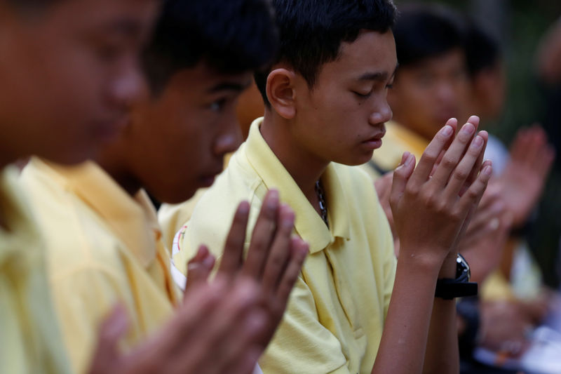 © Reuters. Miembros del equipo de fútbol Wild Boars rezan en el primer aniversario del rescate en Chiang Rai, Tailandia, el 24 de junio de 2019