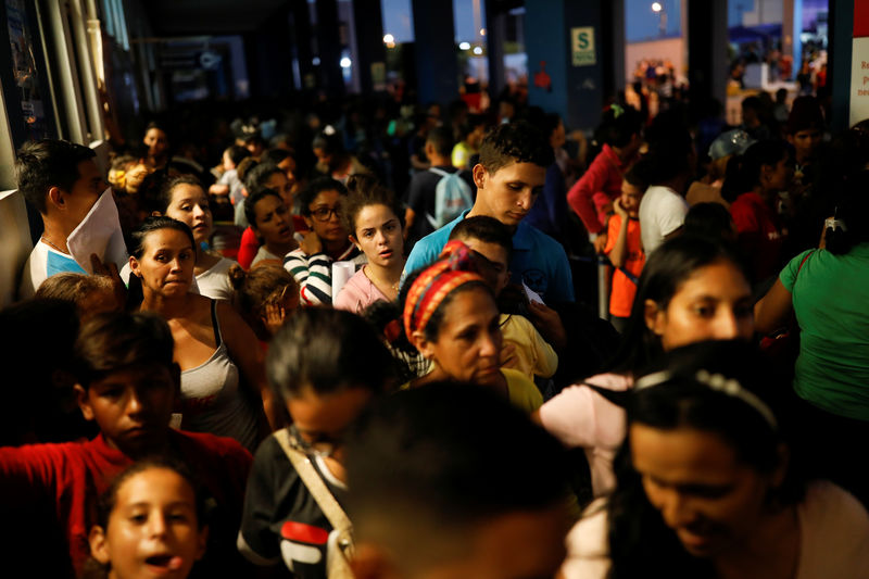 © Reuters. Migrantes venezuelanos na fronteira do Equador com o Peru