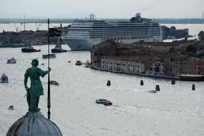 © Reuters. Un crucero de MSC pasa por el canal Giudecca en Venecia