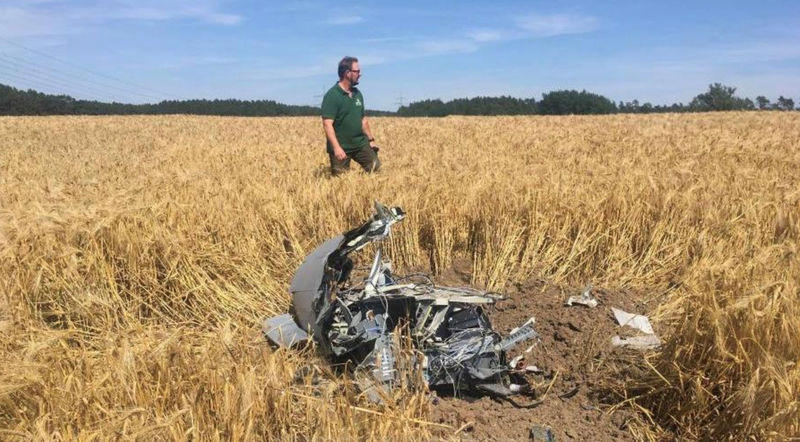 © Reuters. Un agente forestal pasa junto a unos restos de fuselaje después de que dos aviones de combate Eurofighter colisionaran cerca de la aldea alemana de Jabel