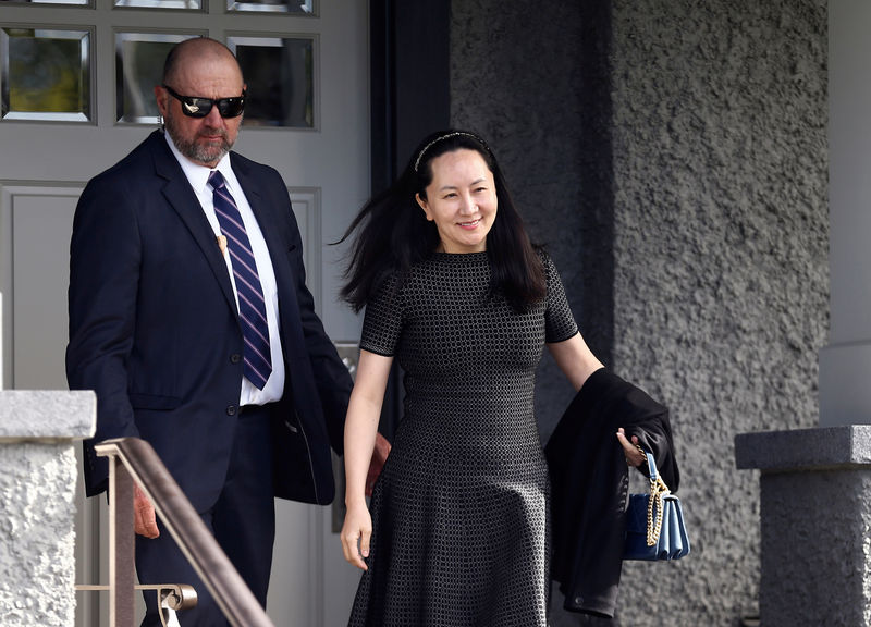 © Reuters. FILE PHOTO: Huawei's Financial Chief Meng Wanzhou leaves her family home with a private security guard in Vancouver, British Columbia