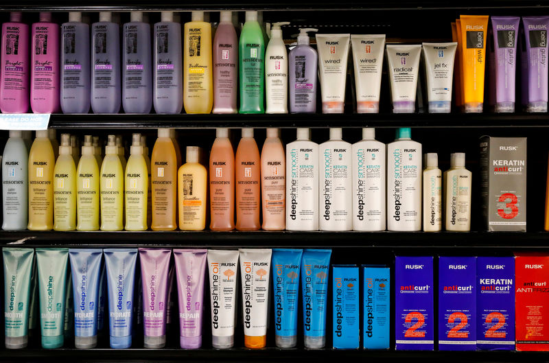 © Reuters. Una estantería con productos para el cuidado del cabello Rusk en una tienda Ricky's en Nueva York
