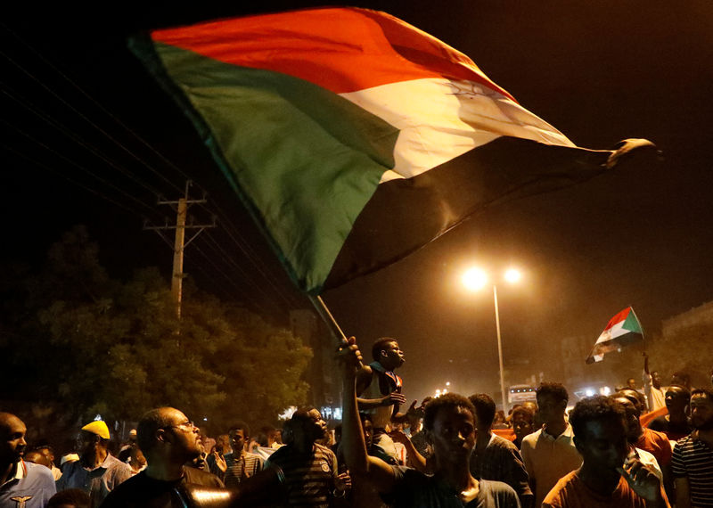 © Reuters. قوات الأمن السودانية تستخدم العنف لتفريق احتجاج طلابي