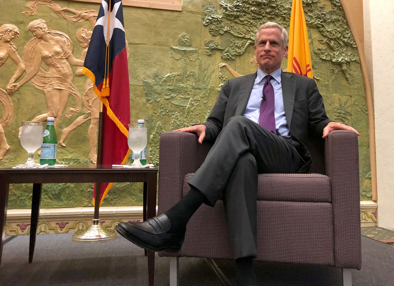 © Reuters. FILE PHOTO: Dallas Federal Reserve Bank President Robert Kaplan poses at a luncheon in El Paso