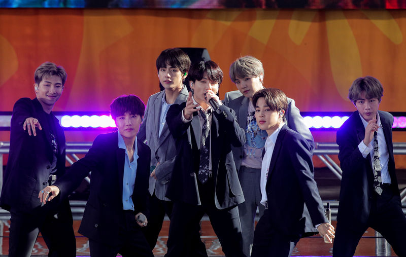 © Reuters. FILE PHOTO: Members of K-Pop band, BTS perform on ABC's 'Good Morning America' show in Central Park in New York