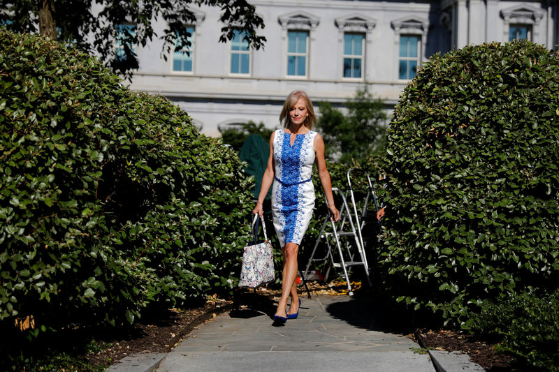 © Reuters. White House senior advisor Kellyanne Conway arrives at the White House in Washington, U.S.